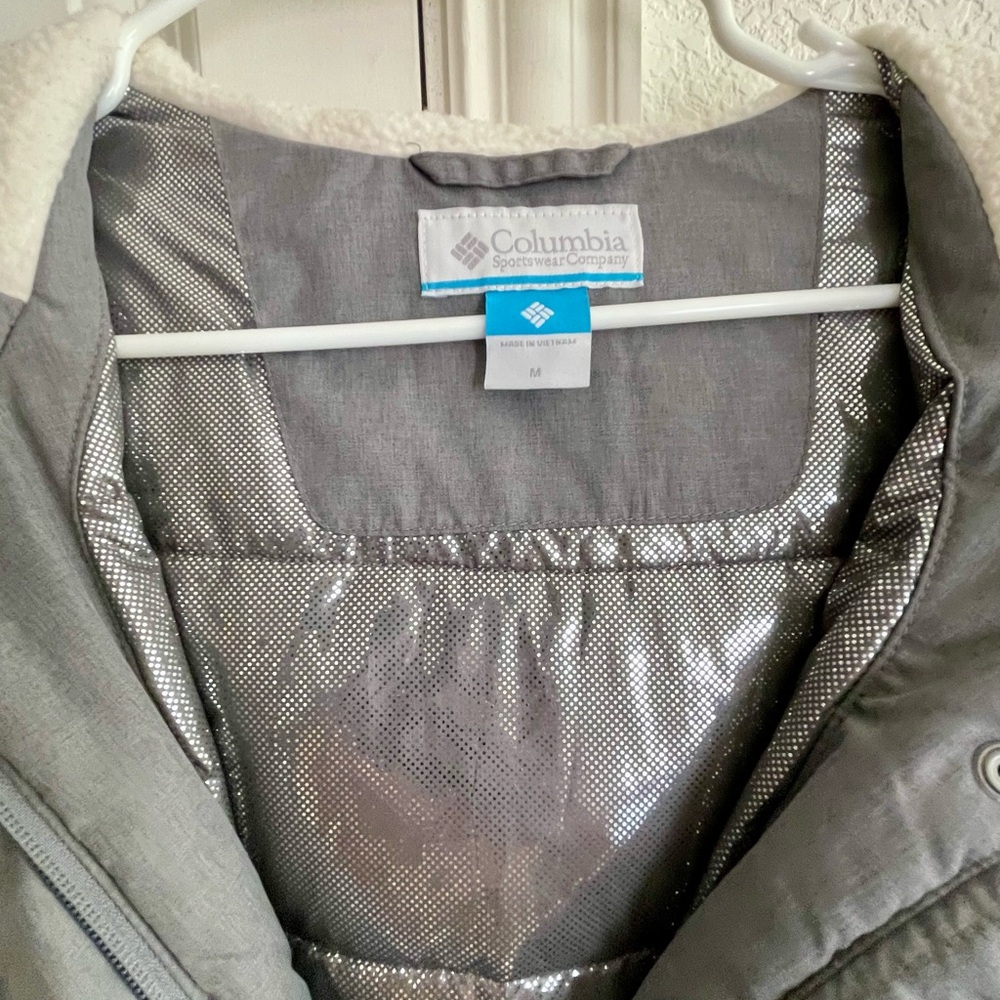Columbia cold weather coat with fur lined hood. All zippers work.